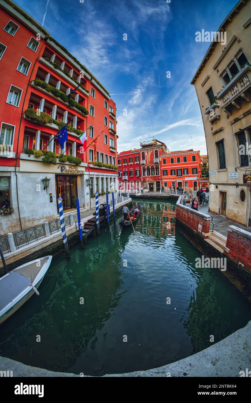 Venise est une ville unique et, comme nous l'avons déjà vu, a son propre dictionnaire. Mais quand on parle de rues et de piazze, nous sommes convaincus que nous savons ce que Banque D'Images