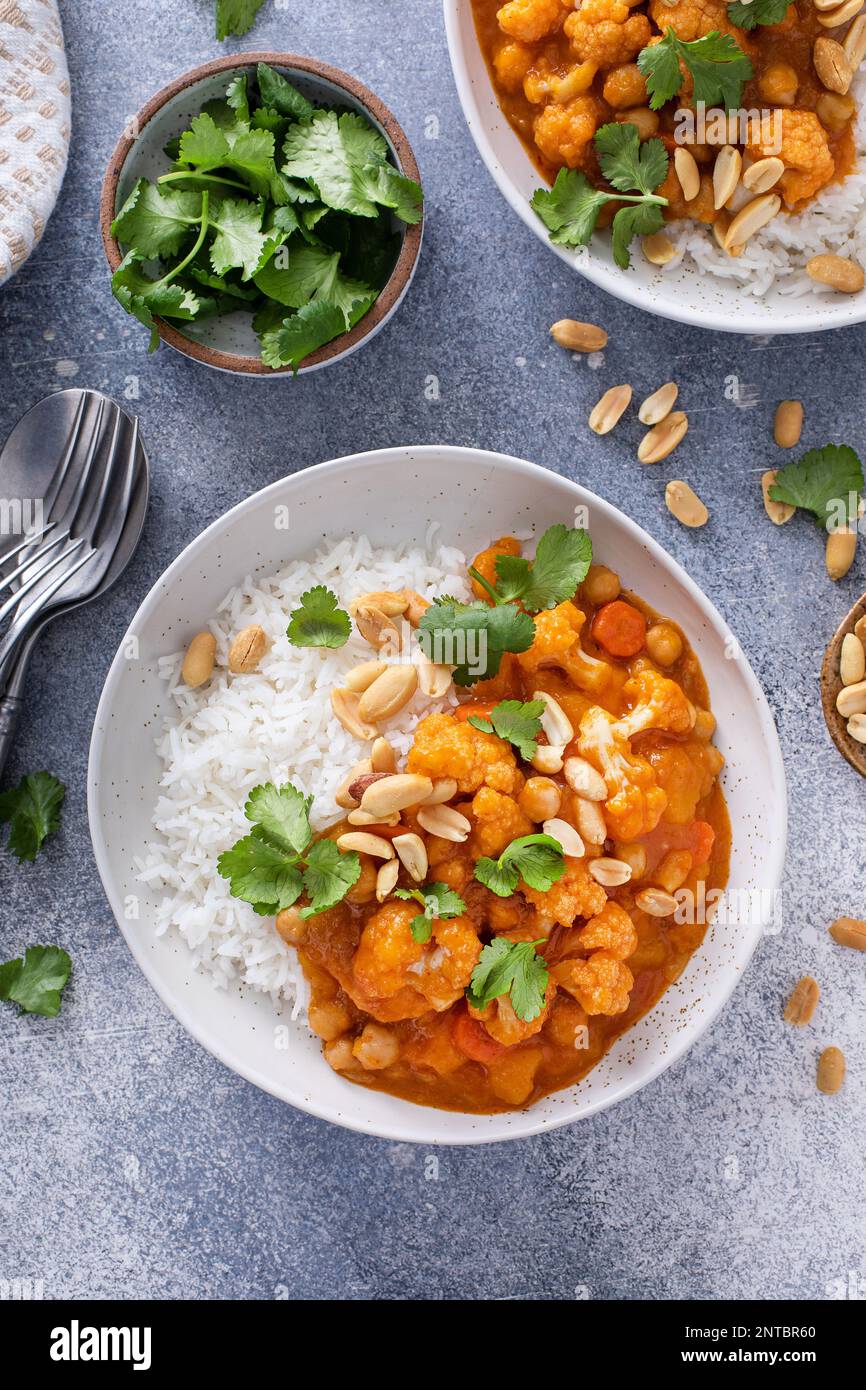 Curry de chou-fleur aux arachides et à la coriandre servi sur du riz Banque D'Images