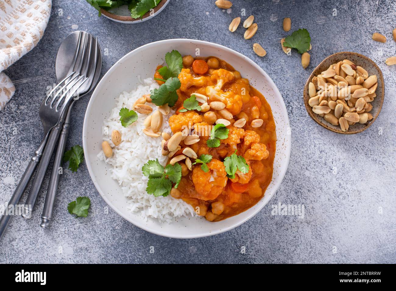 Curry de chou-fleur aux arachides et à la coriandre servi sur du riz Banque D'Images