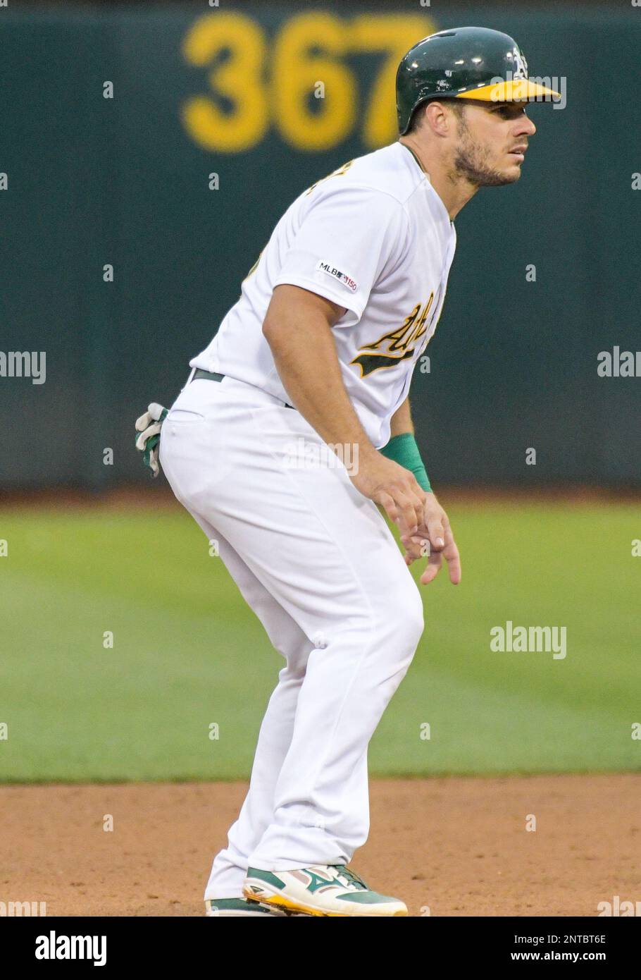 OAKLAND, CA - JUNE 15: Oakland Athletics catcher Josh Phegley (19) takes his lead from second base during the regular season baseball game between the Oakland Athletics and Seattle Mariners on June 15, 2019, at O.co Coliseum in Oakland, CA. (Photo by Samuel Stringer/Icon Sportswire) (Icon Sportswire via AP Images) Banque D'Images
