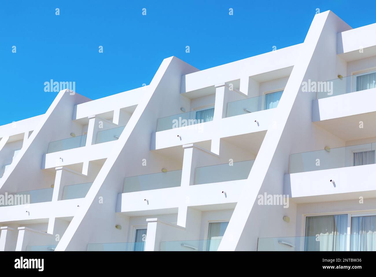 Vue extérieure du bâtiment du complexe tropical. Bâtiment blanc contre ciel bleu Banque D'Images
