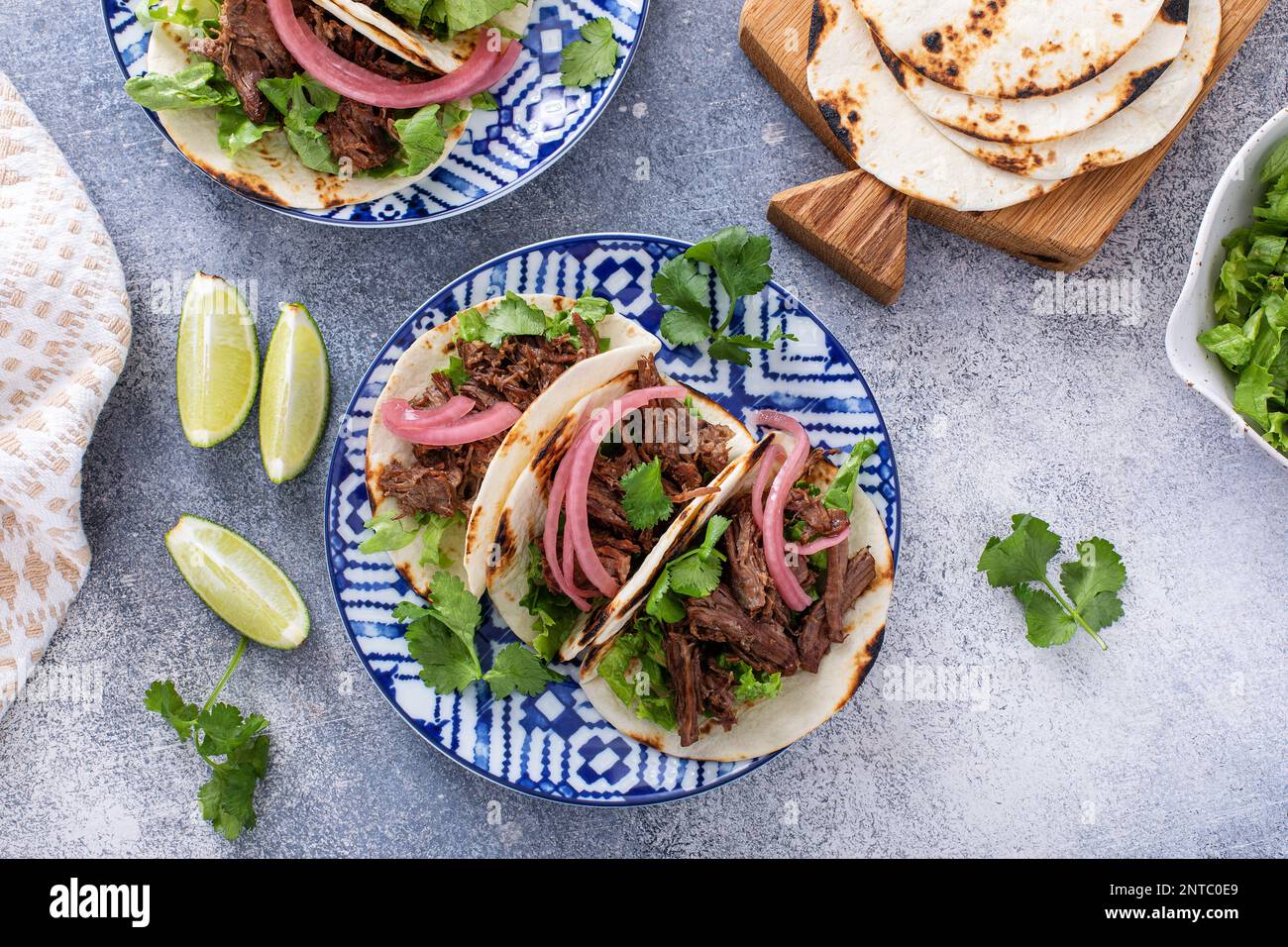 Tacos de bœuf à l'oignon rouge mariné et coriandre fraîche Banque D'Images