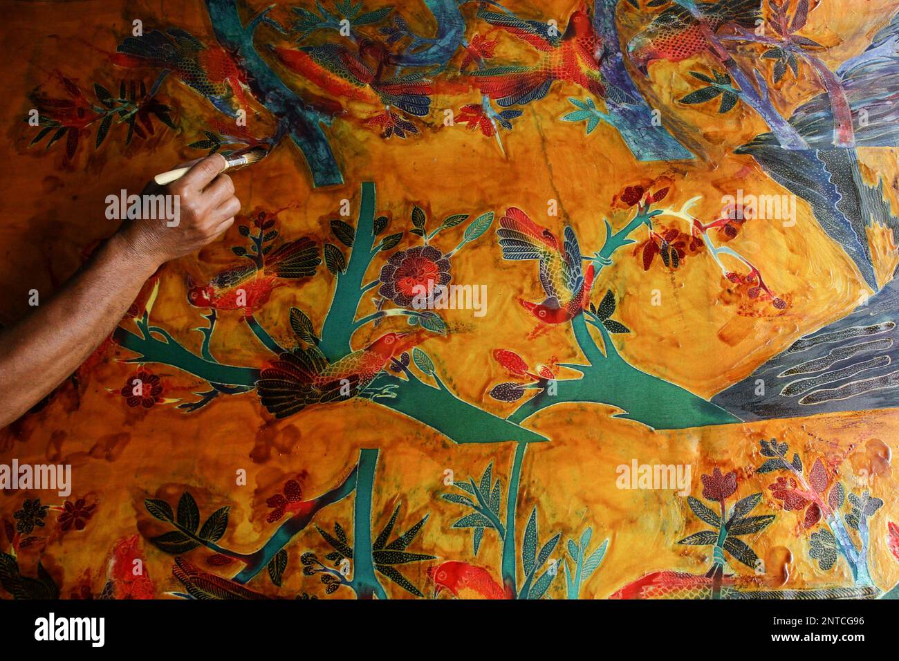 Un artisan travaille sur un batik dessiné à la main pour une décoration murale à la galerie Batik Seno, Yogyakarta. Les batiks décoratifs se vendent pour quelque chose entre 150 000 à 3 millions de roupies indonésiennes (environ US$ 10-200) selon la taille et la qualité. La galerie propose également des forfaits d'apprentissage batik pour les touristes étrangers. (Photo par Angga Budhiyanto / SOPA Images / Sipa USA) Banque D'Images