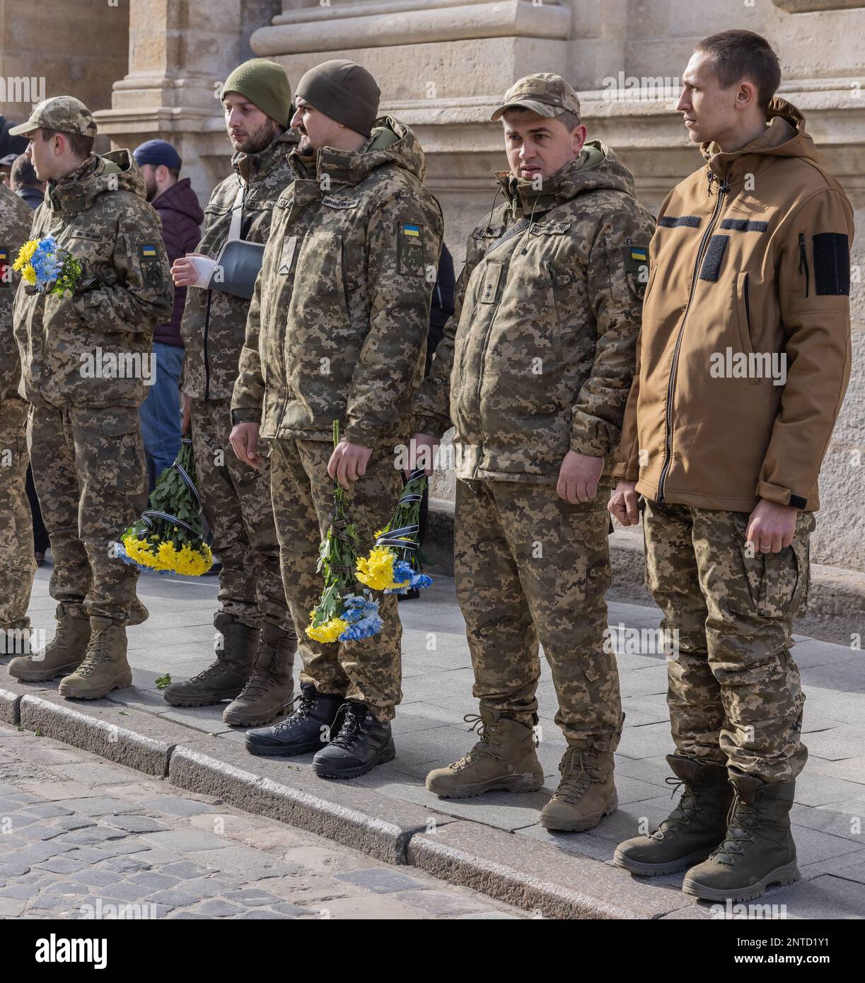 LVIV, UKRAINE – 23 février 2023 : des militaires ukrainiens se réunissent avant les funérailles militaires à Lviv. Banque D'Images