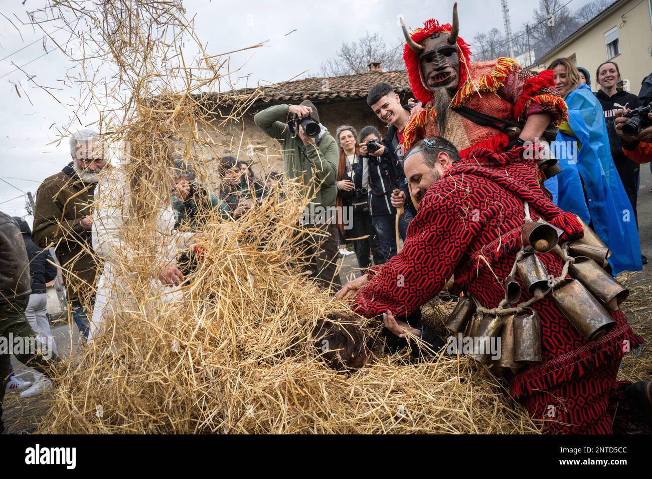 Vila Boa de Ousilhao, Portugal. 21st févr. 2023. Fêtards vêtus comme des diables vu avoir du plaisir dans une pile de pailles pendant la célébration du Carnaval à Vila Boa de Ousilhao. Vila Boa de Ousilhao est un petit village perdu dans les montagnes de Tra-os-Montes (au nord du Portugal) qui conserve la vieille tradition de la célébration du carnaval (Entrudo). Les fêtards portaient des masques de diable faits de bois et errent dans le village à la recherche de plaisir. (Credit image: © Hugo Amaral/SOPA Images via ZUMA Press Wire) USAGE ÉDITORIAL SEULEMENT! Non destiné À un usage commercial ! Banque D'Images