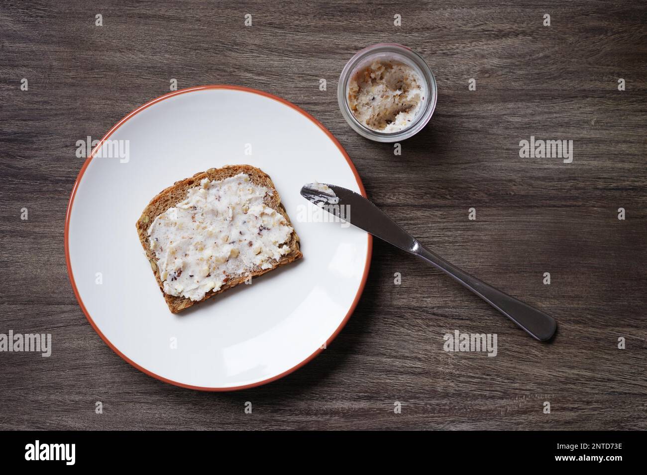 Tranche de pain et de graisse ou de saindoux crépitante ou crépitante avec greaves appelé Schmalzbrot en Allemagne Banque D'Images