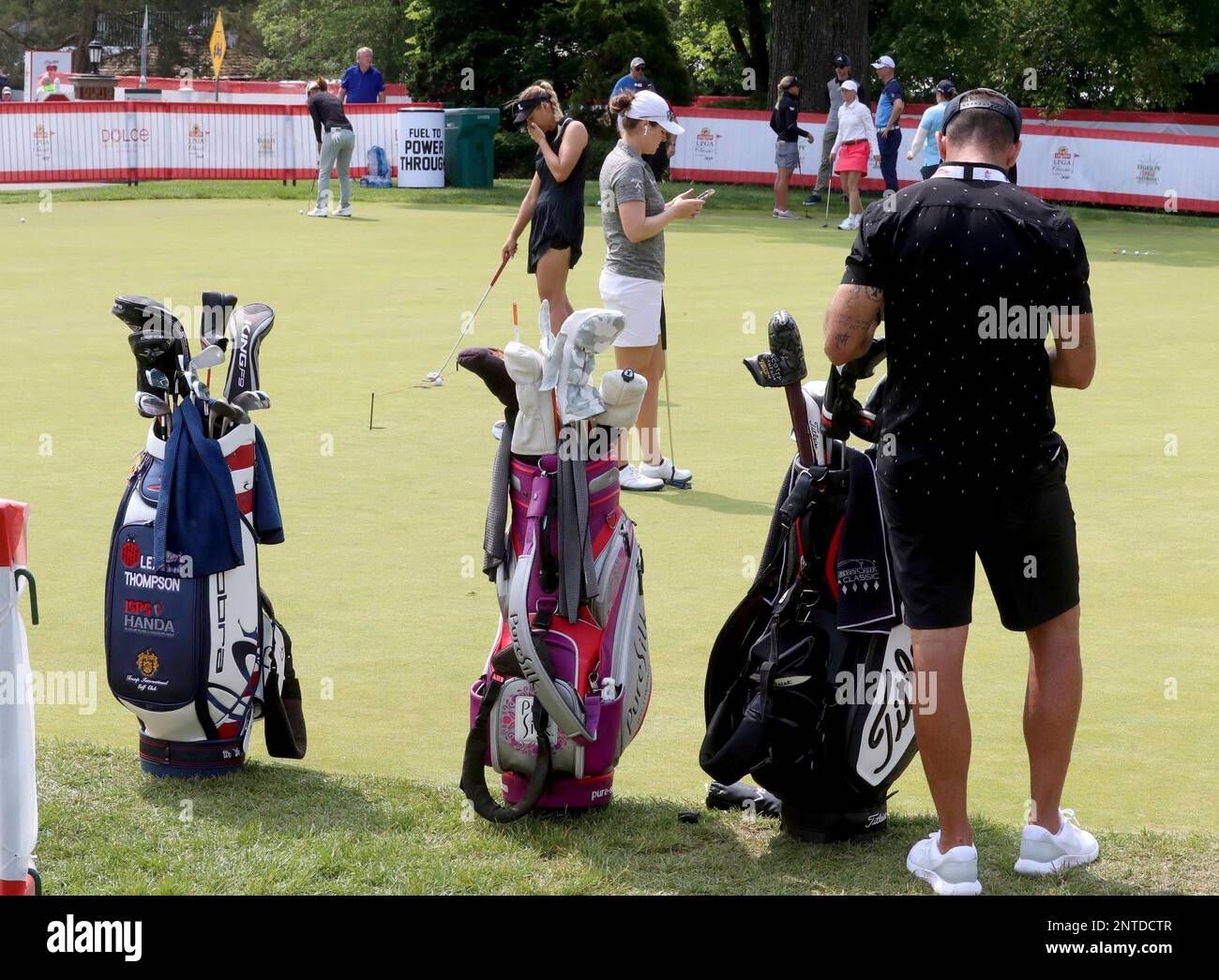 Golfers warm up on the putting green during the during the pro-Am at the ShopRite LPGA Classic golf tournament in Galloway N.J., Wednesday, June 5, 2019. (Edward Lea/The Press of Atlantic City via AP) Banque D'Images