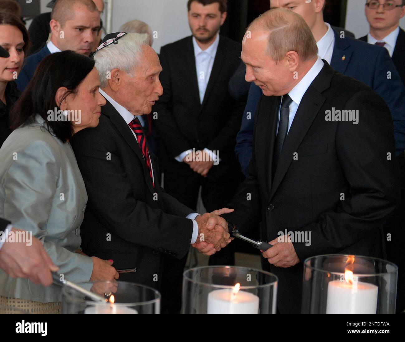 Russian President Vladimir Putin, right, speaks to Aron Bell, a Polish-American Jew and former member of the Bielski partisans group, the largest armed rescuers of Jews by Jews during World War II during an unveiling ceremony of a monument to the Heroes of Resistance at Nazi concentration camps and Jewish ghettos during the World War II, at the Jewish Museum and Tolerance Centre in Moscow, Russia, Tuesday, June 4, 2019. (Alexei Druzhinin, Sputnik, Kremlin Pool Photo via AP) Banque D'Images