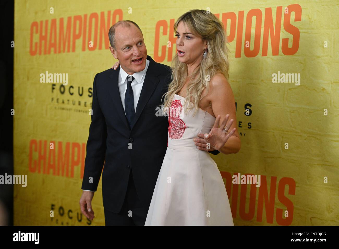 Woody Harrelson et Kaitlin Olson Banque D'Images
