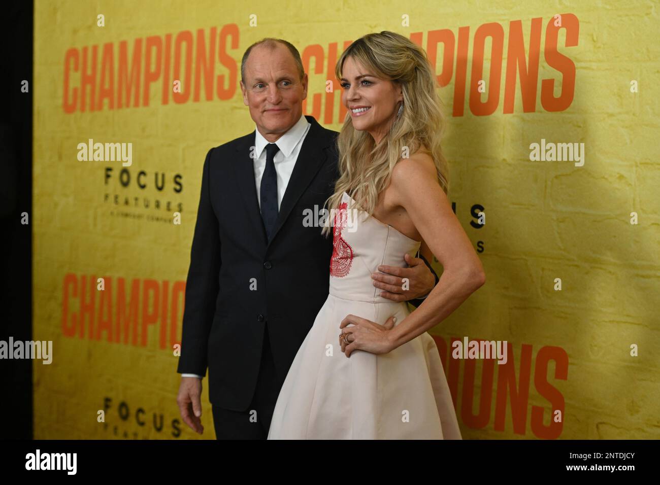 Woody Harrelson et Kaitlin Olson Banque D'Images