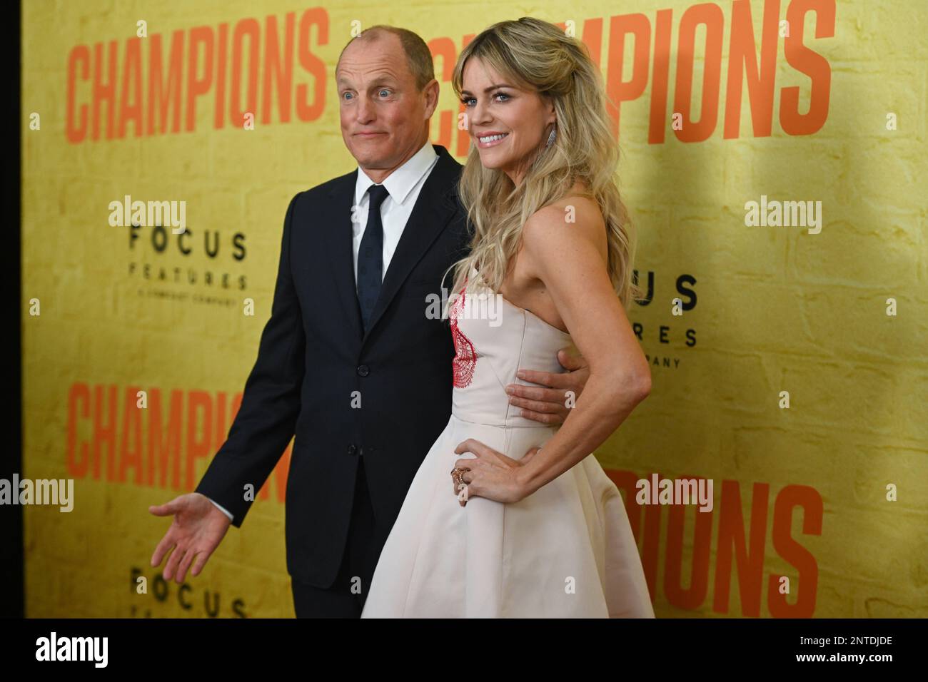 Woody Harrelson et Kaitlin Olson Banque D'Images