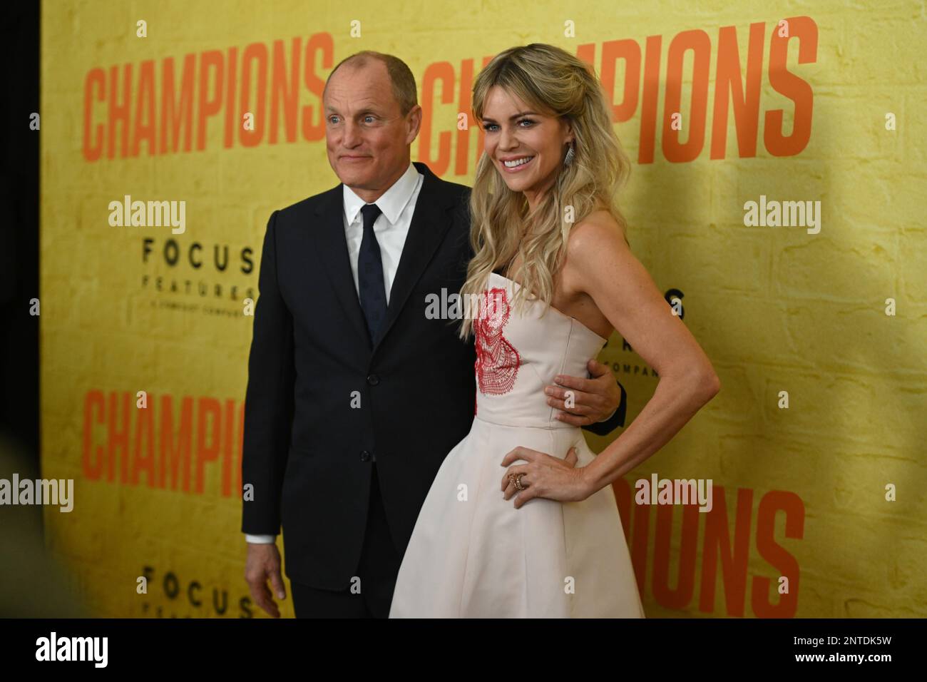 Woody Harrelson et Kaitlin Olson Banque D'Images