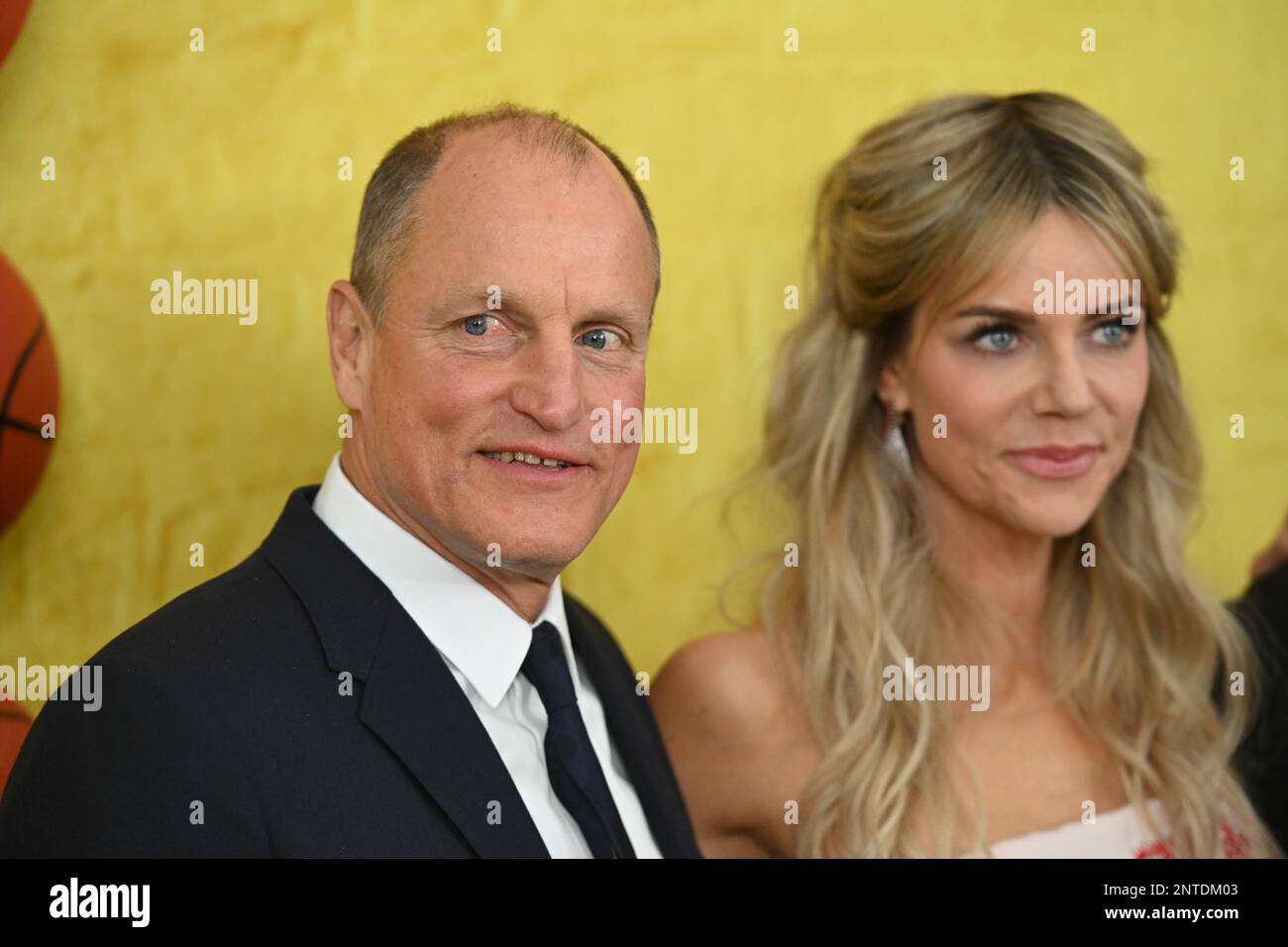 Woody Harrelson et Kaitlin Olson Banque D'Images