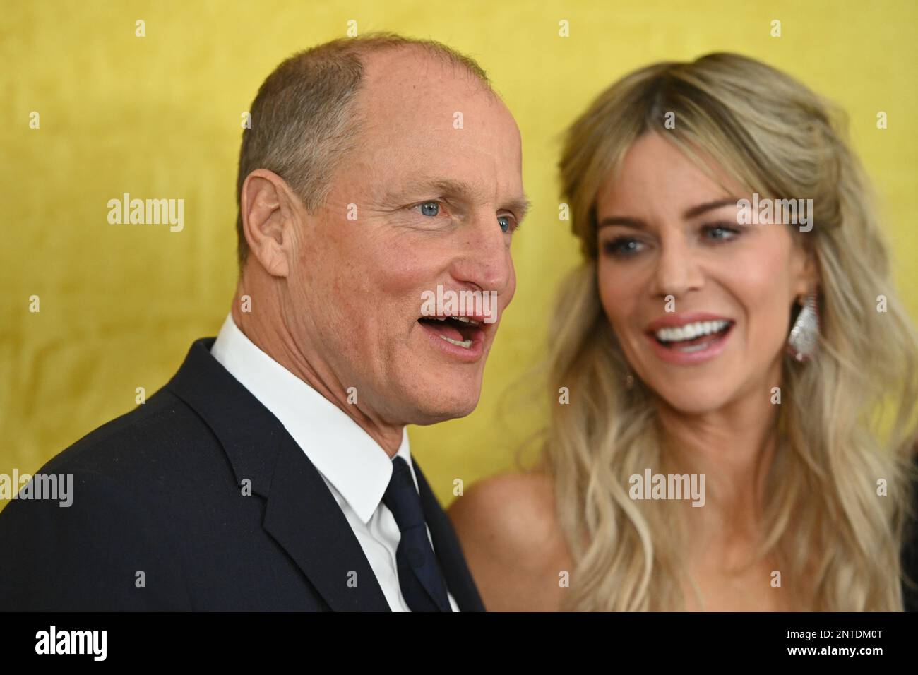 Woody Harrelson et Kaitlin Olson Banque D'Images