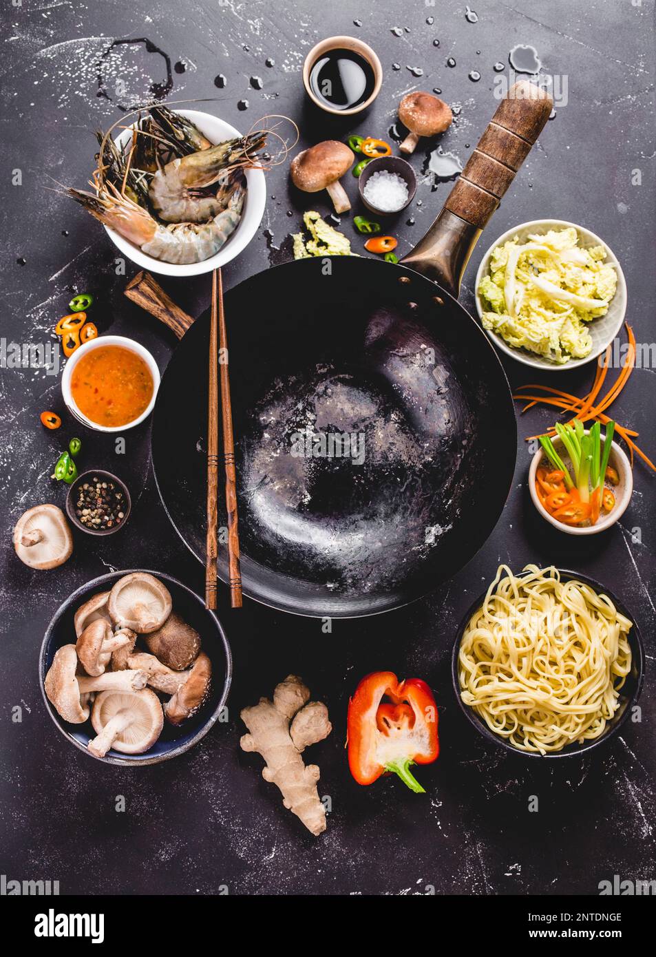 Cuisine asiatique. Poêle à wok vide, nouilles, légumes sautés, crevettes, sauces, baguettes. Cuisine asiatique/chinoise. Vue de dessus. Ingrédients pour Banque D'Images