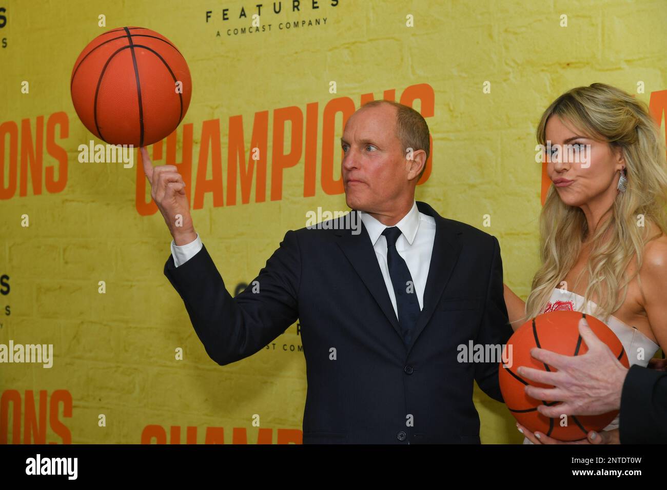 Woody Harrelson et Kaitlin Olson Banque D'Images
