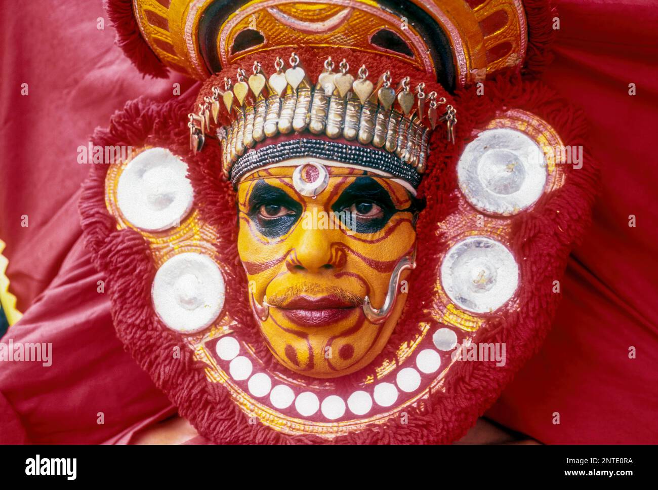 Danseuse Théyyam, danse rituelle du temple, Kerala, Inde du Sud, Inde, Asie Banque D'Images