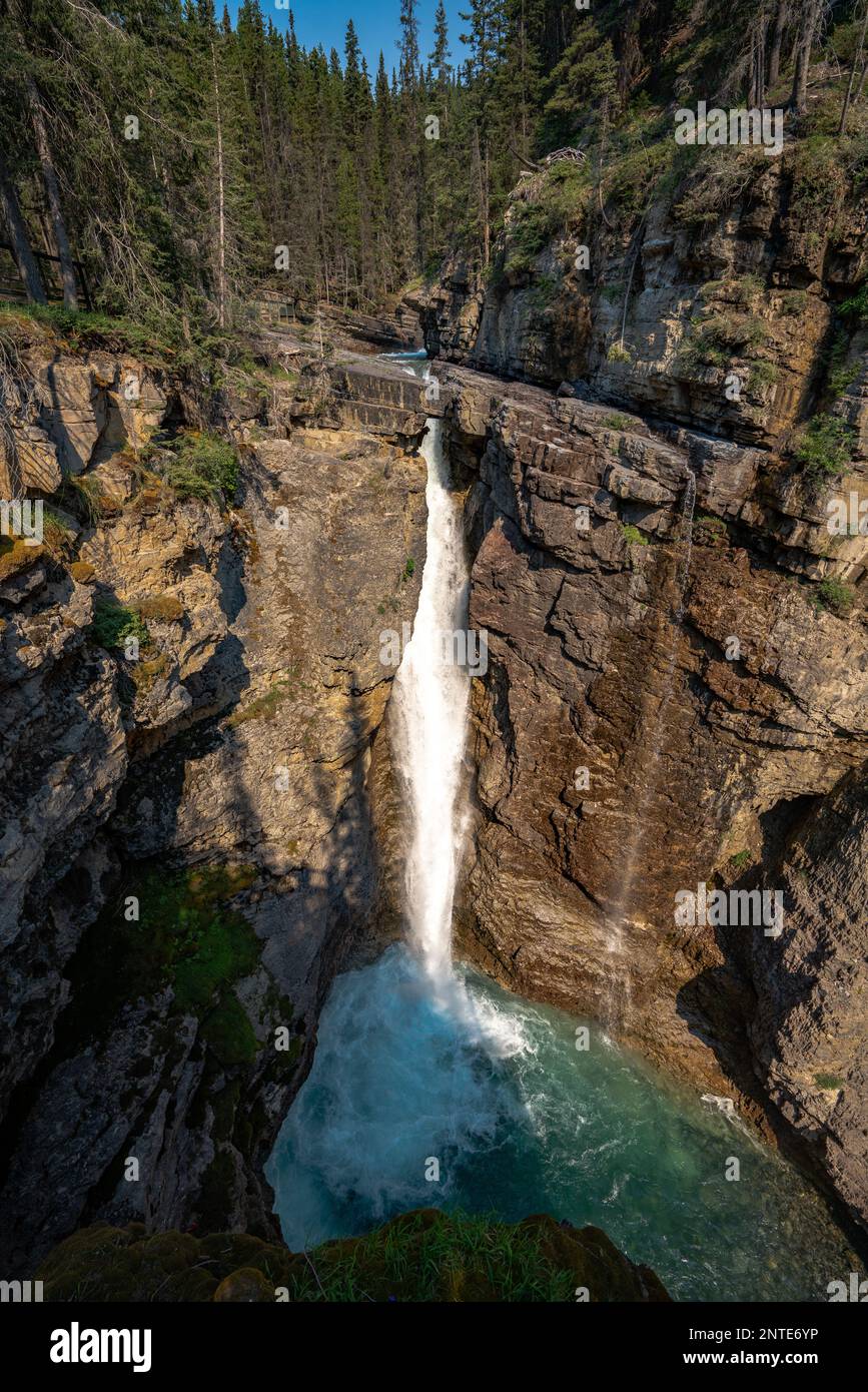 Chute d'eau supérieure vue d'en haut le long du sentier de randonnée dans Johnston canyon par une journée d'été ensoleillée. Banque D'Images