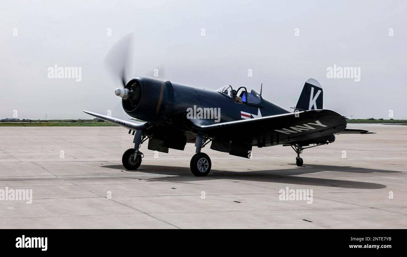 A World War II (Seconde Guerre mondiale) ERA F4U Corsair taxis sur la piste de la Marine corps Air Station Miramar, Californie, le 16 février 2023. Le Corsair a atterri à la suite d'un survol des funérailles pour les États-Unis à la retraite John H. Tashjian, corps maritime, qui a pris l'avion en photo pendant la Seconde Guerre mondiale. Tashjian, de Fresno, en Californie, s'est enrôlé dans la Marine le 9 décembre 1941, deux jours seulement après le bombardement de Pearl Harbor. En 1943, il est transféré aux États-Unis Marine corps sera un pilote de chasse, servant deux tours pendant la Seconde Guerre mondiale dans les îles Marshall et Gilbert. L'avion de chasse-bombardier américain a servi principalement pendant Banque D'Images