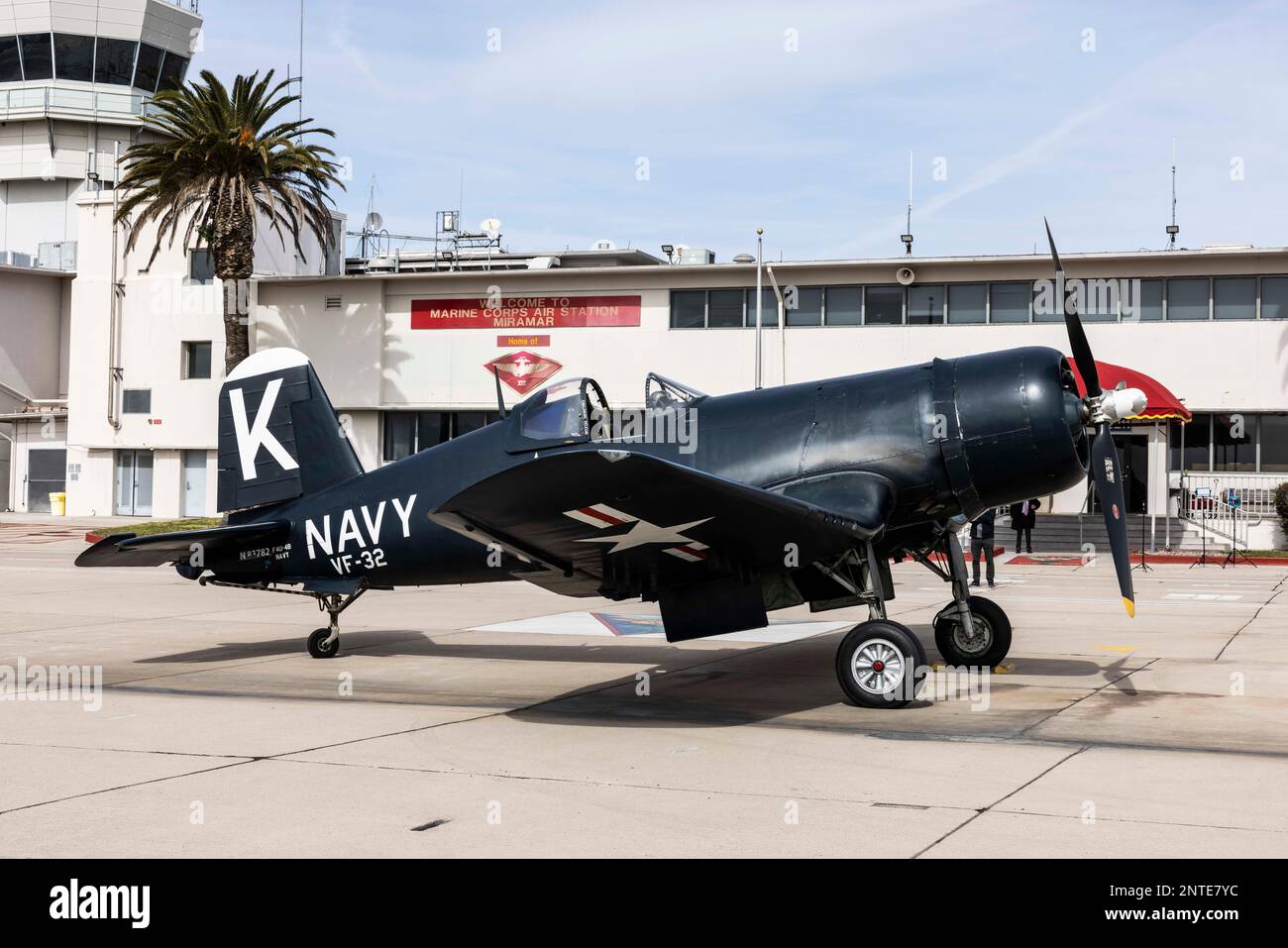 Une deuxième Guerre mondiale (Seconde Guerre mondiale), le Corsair de Vought F4U est monté sur la Marine corps Air Station Miramar, Californie, le 16 février 2023. Le Corsair a atterri à la suite d'un survol des funérailles pour les États-Unis à la retraite John H. Tashjian, corps maritime, qui a pris l'avion en photo pendant la Seconde Guerre mondiale. Tashjian, de Fresno, en Californie, s'est enrôlé dans la Marine le 9 décembre 1941, deux jours seulement après le bombardement de Pearl Harbor. En 1943, il est transféré aux États-Unis Marine corps sera un pilote de chasse, servant deux tours pendant la Seconde Guerre mondiale dans les îles Marshall et Gilbert. L'avion de chasse-bombardier américain a servi principalement pendant la Seconde Guerre mondiale et la guerre mondiale Banque D'Images
