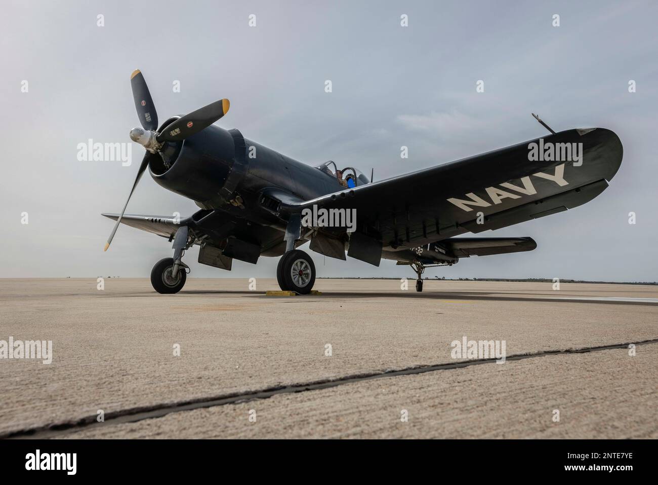 Matthew Nightingale, pilote du musée planes of Fame, présente un Corsair de la deuxième Guerre mondiale (Seconde Guerre mondiale) F4U sur la Marine corps Air Station Miramar, Californie, le 16 février 2023. Le Corsair a atterri à la suite d'un survol des funérailles pour les États-Unis à la retraite John H. Tashjian, corps maritime, qui a pris l'avion en photo pendant la Seconde Guerre mondiale. Tashjian, de Fresno, en Californie, s'est enrôlé dans la Marine le 9 décembre 1941, deux jours seulement après le bombardement de Pearl Harbor. En 1943, il est transféré aux États-Unis Marine corps sera un pilote de chasse, servant deux tours pendant la Seconde Guerre mondiale dans les îles Marshall et Gilbert. L'américain f Banque D'Images