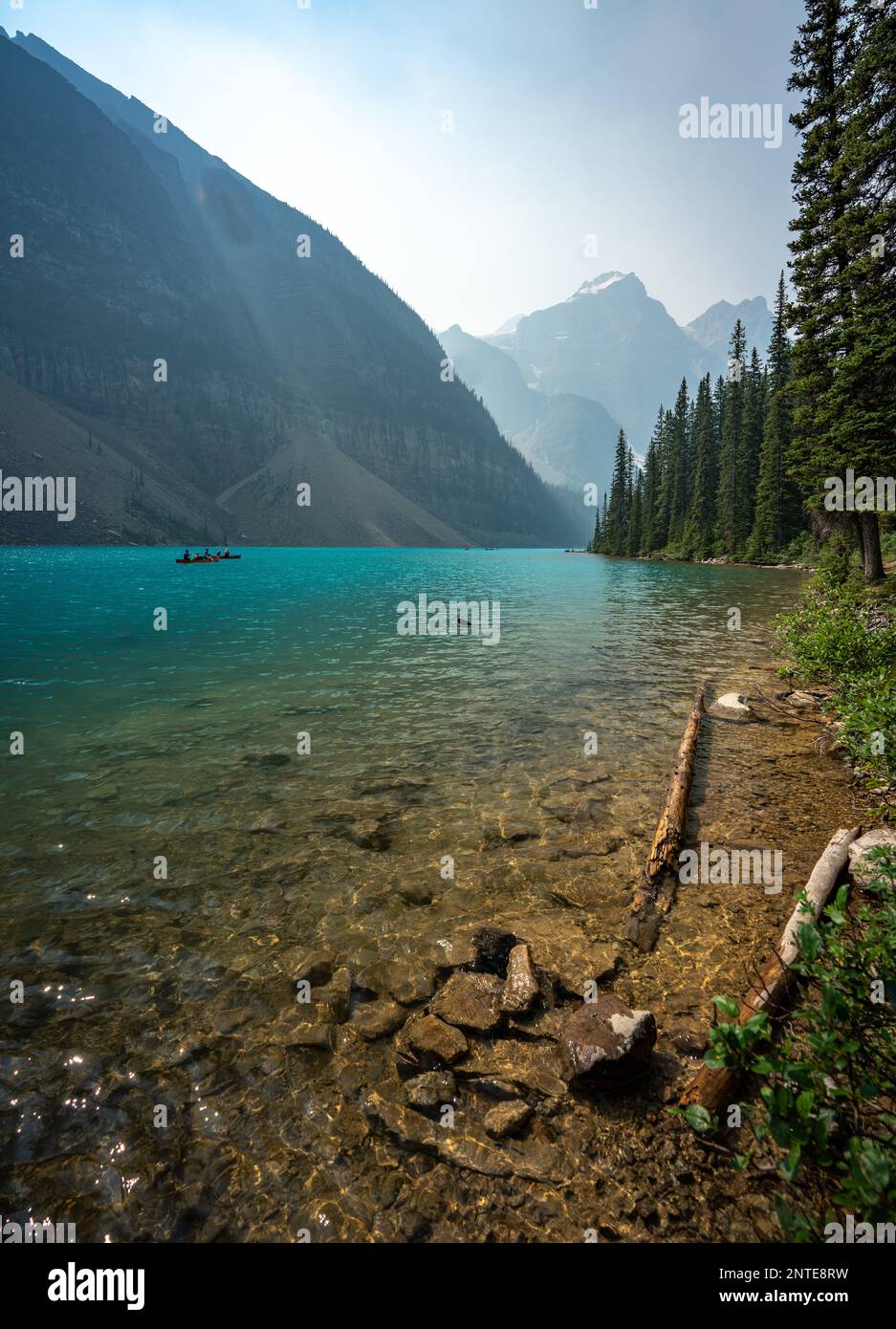 Moraine Lake avec chaîne de montagnes ciel brumeux et eaux aqueuses Banque D'Images