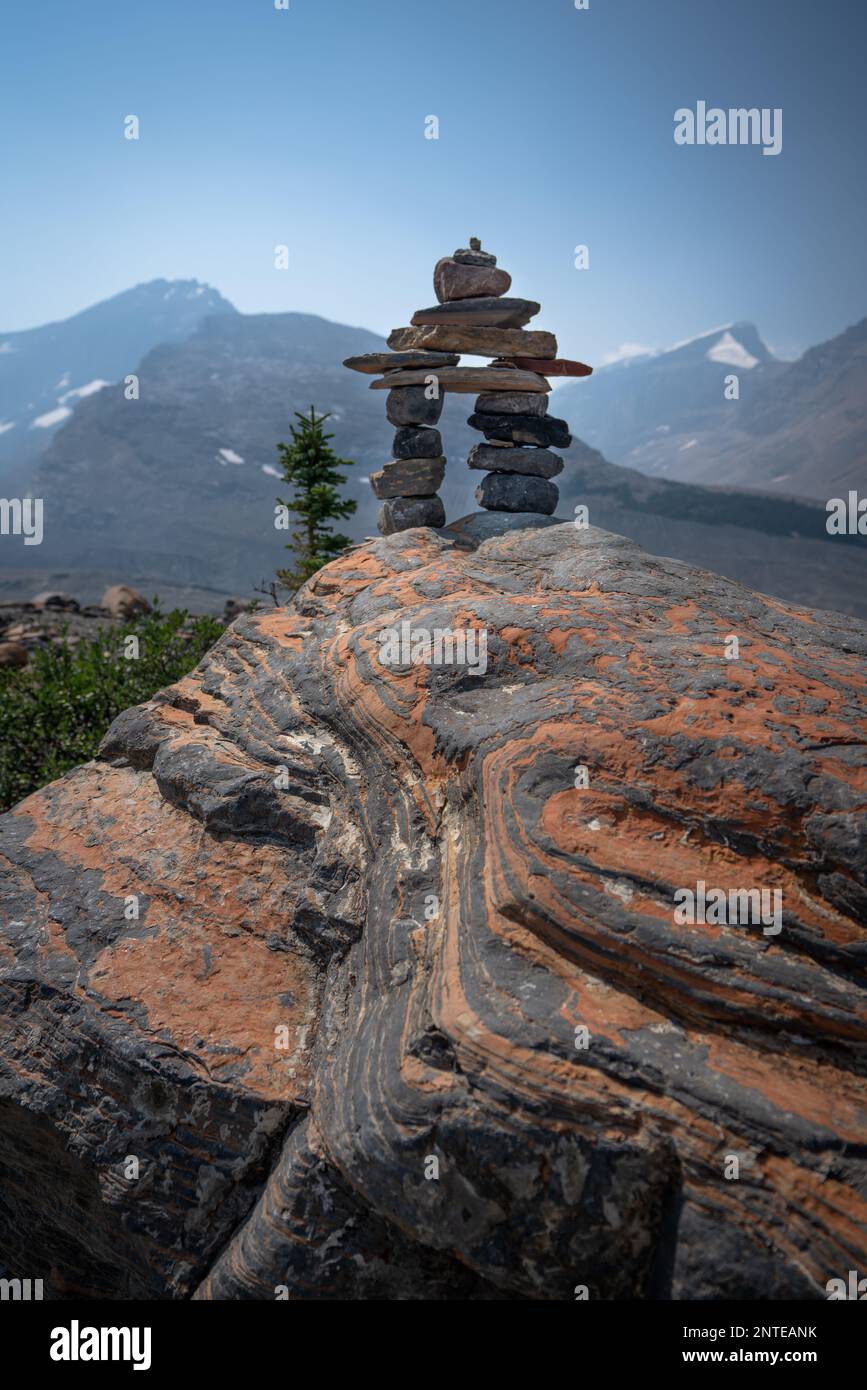 Une vue magnifique sur les montagnes rocheuses canadiennes et le glacier Athabasca. Banque D'Images
