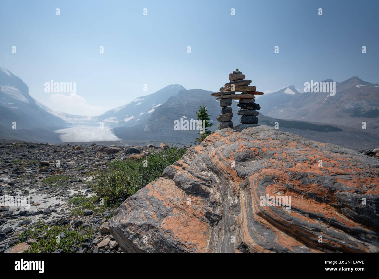 Une vue magnifique sur les montagnes rocheuses canadiennes et le glacier Athabasca. Banque D'Images