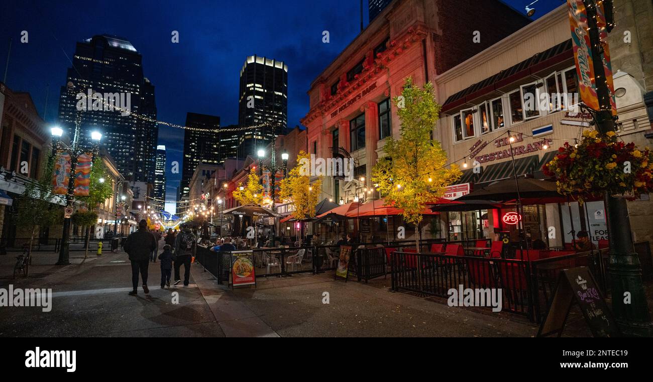 Vie nocturne sur Stephen Avenue à Calgary Alberta Banque D'Images