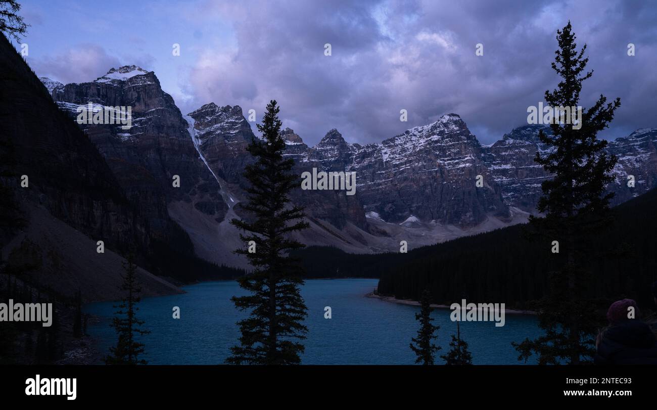 Vue en début de matinée sur le lac moraine et les montagnes rocheuses dans le parc national Banff Canada. Banque D'Images