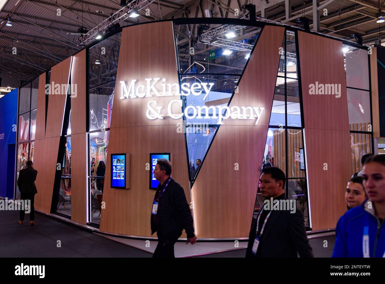 Barcelone, Espagne. 27th févr. 2023. Le logo McKinsey & Company est visible lors de la première journée du Mobile World Congress 2023 (MWC) à la Fira de Barcelona en Espagne. Le GSMA Mobile World Congress est un important salon de la technologie et des communications organisé chaque année à Barcelone, où les plus grandes entreprises de technologie et de téléphonie mobile du monde entier présentent leurs derniers produits. Crédit : SOPA Images Limited/Alamy Live News Banque D'Images
