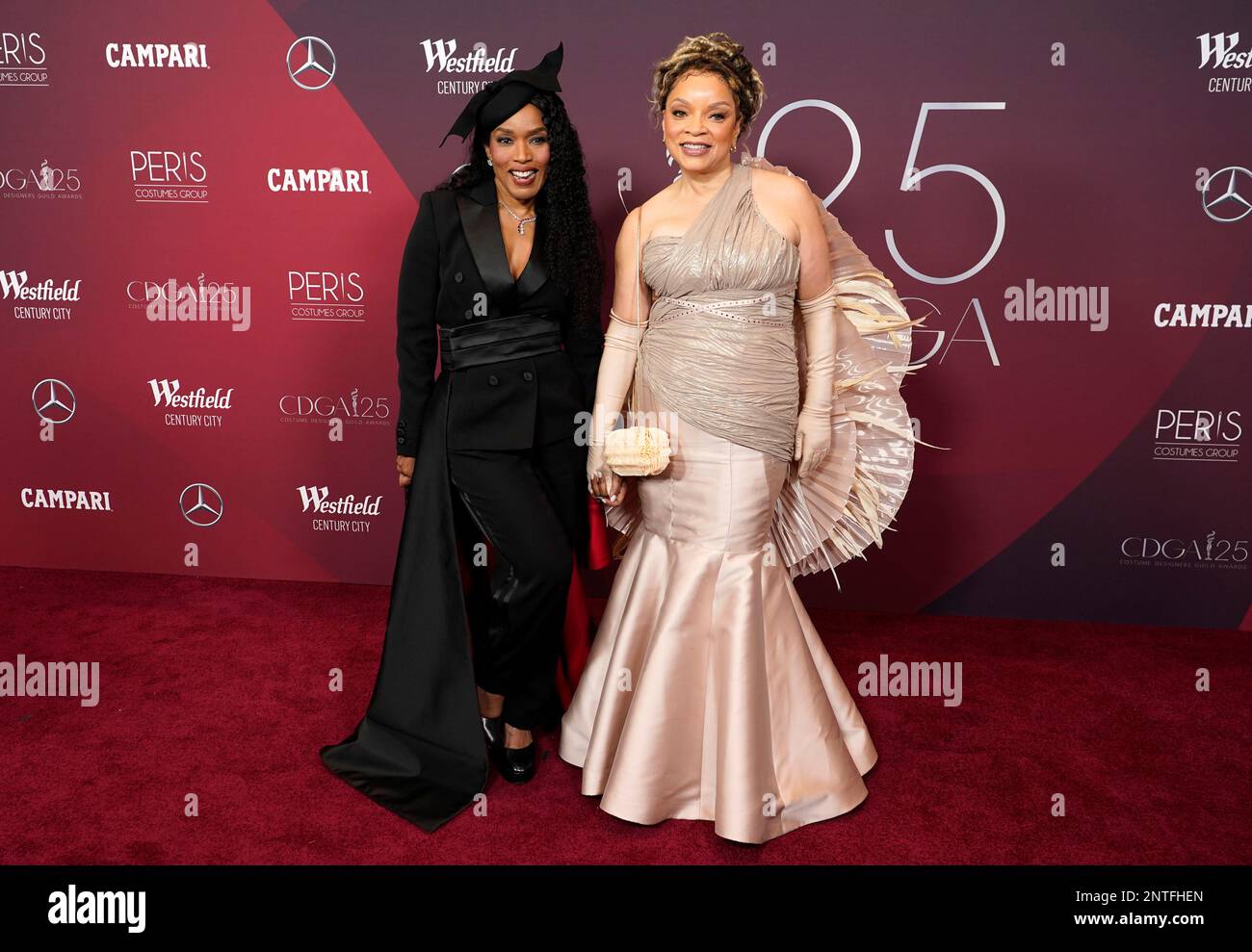 Spotlight Award honoree Angela Bassett, left, a cast member in "Black Panther: Wakanda Forever," poses with the film's costume designer Ruth E. Carter at the 25th Costume Designers Guild Awards, Monday, Feb. 27, 2023, in Los Angeles. (AP Photo/Chris Pizzello) Banque D'Images