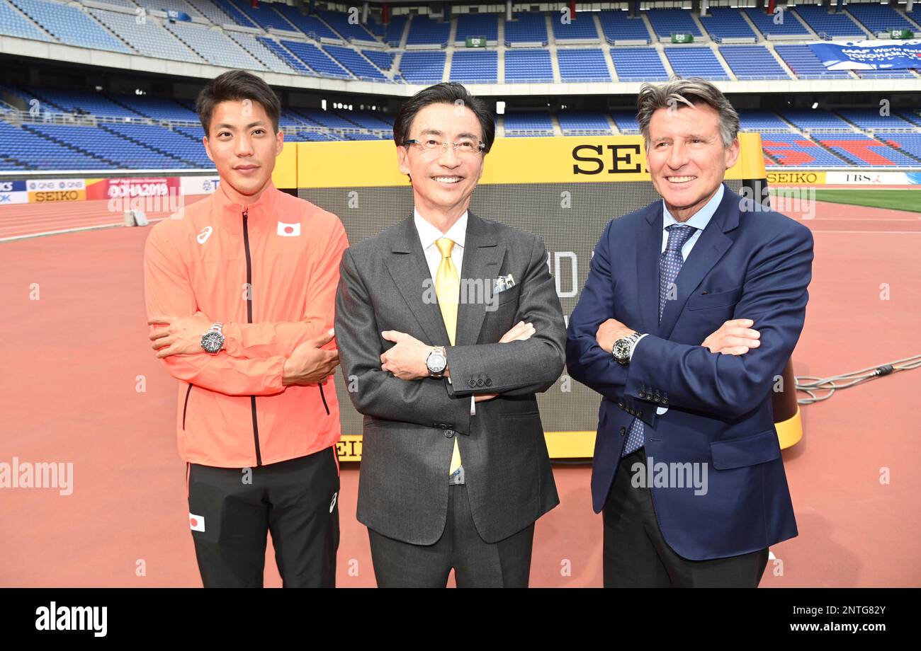 Ryota Yamagata (JPN), left, Seiko Holdings Corporatin chairman and group chief executive officer Shinji Hattori (center) and IAAF president Sebastian Coe poses with watches during a news conference prior to the IAAF World Relays, Friday, May 10, 2019, in Yokohama, Japan. (Kirby Lee via AP) Banque D'Images