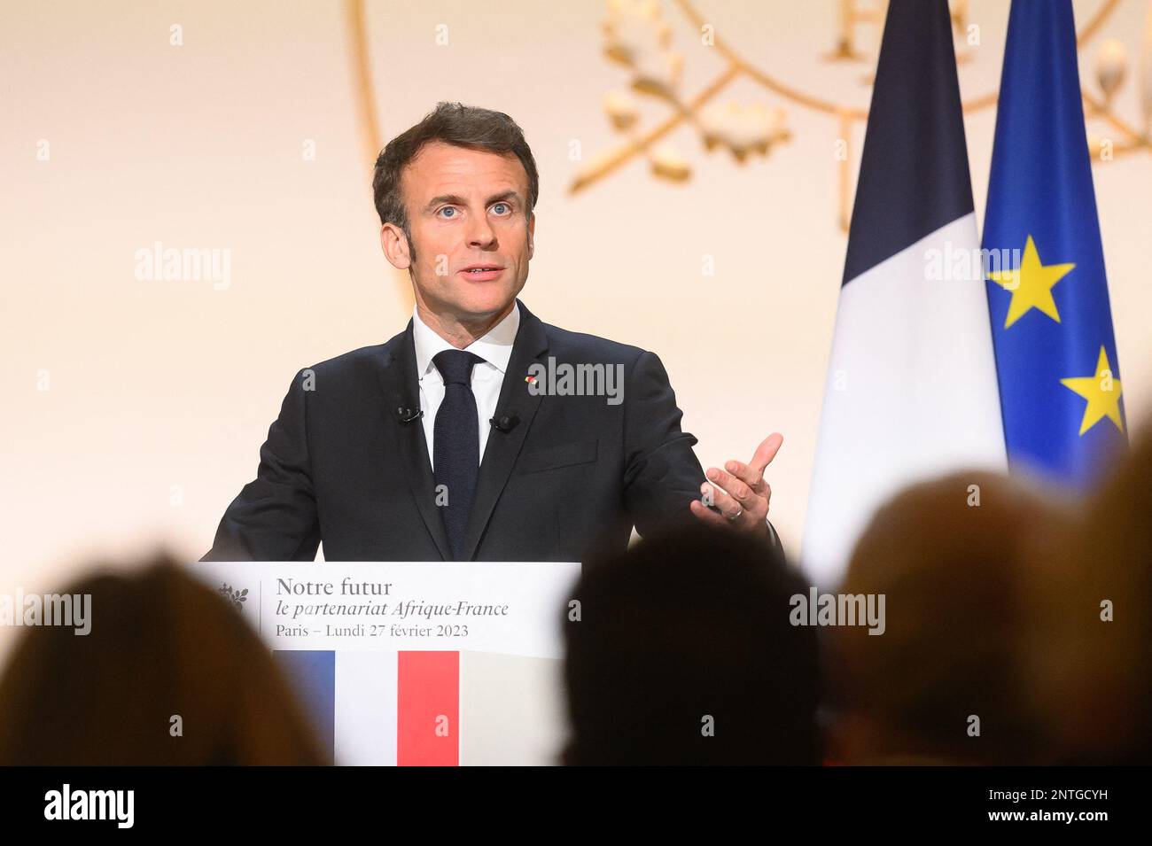 Paris, France sur 27 février 2023. Le président Emmanuel Macron prononce un discours sur la stratégie réorganisée de la France pour l'Afrique avant sa visite en Afrique centrale, à l'Elysée à Paris, en France, sur 27 février 2023. Le discours de Macron intervient deux jours avant une tournée de quatre nations dans les pays d'Afrique centrale, alors que Paris cherche à contrer l'influence grandissante de la Chine et de la Russie dans la région. Macron se rendra au Gabon pour un sommet sur l'environnement, suivi de l'Angola, puis de la République du Congo, ou du Congo-Brazzaville, et enfin de la République démocratique du Congo voisine. Photo de Laurent Zabulon/A Banque D'Images