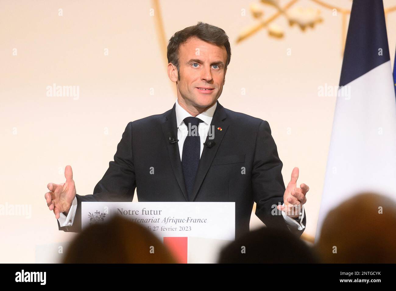 Paris, France sur 27 février 2023. Le président Emmanuel Macron prononce un discours sur la stratégie réorganisée de la France pour l'Afrique avant sa visite en Afrique centrale, à l'Elysée à Paris, en France, sur 27 février 2023. Le discours de Macron intervient deux jours avant une tournée de quatre nations dans les pays d'Afrique centrale, alors que Paris cherche à contrer l'influence grandissante de la Chine et de la Russie dans la région. Macron se rendra au Gabon pour un sommet sur l'environnement, suivi de l'Angola, puis de la République du Congo, ou du Congo-Brazzaville, et enfin de la République démocratique du Congo voisine. Photo de Laurent Zabulon/A Banque D'Images