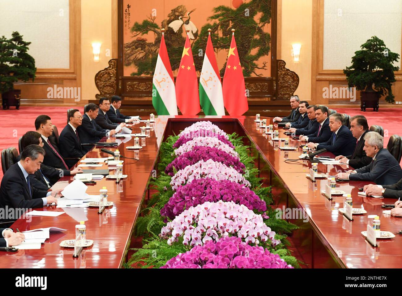 Tajikistan's President Emomali Rahmon, second from right, attends a meeting with China's President Xi Jinping, third from left, at the Great Hall of the People in Beijing Sunday, April 28, 2019. (Madoka Ikegami/Pool Photo via AP) Banque D'Images