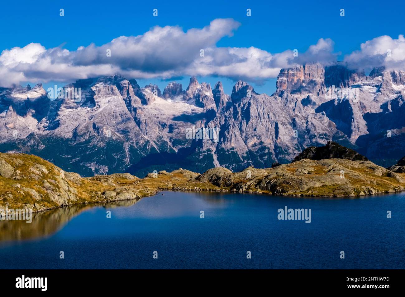 La gamme principale des Dolomites de Brenta, qui s'élève derrière le lac Lago Nero. Banque D'Images