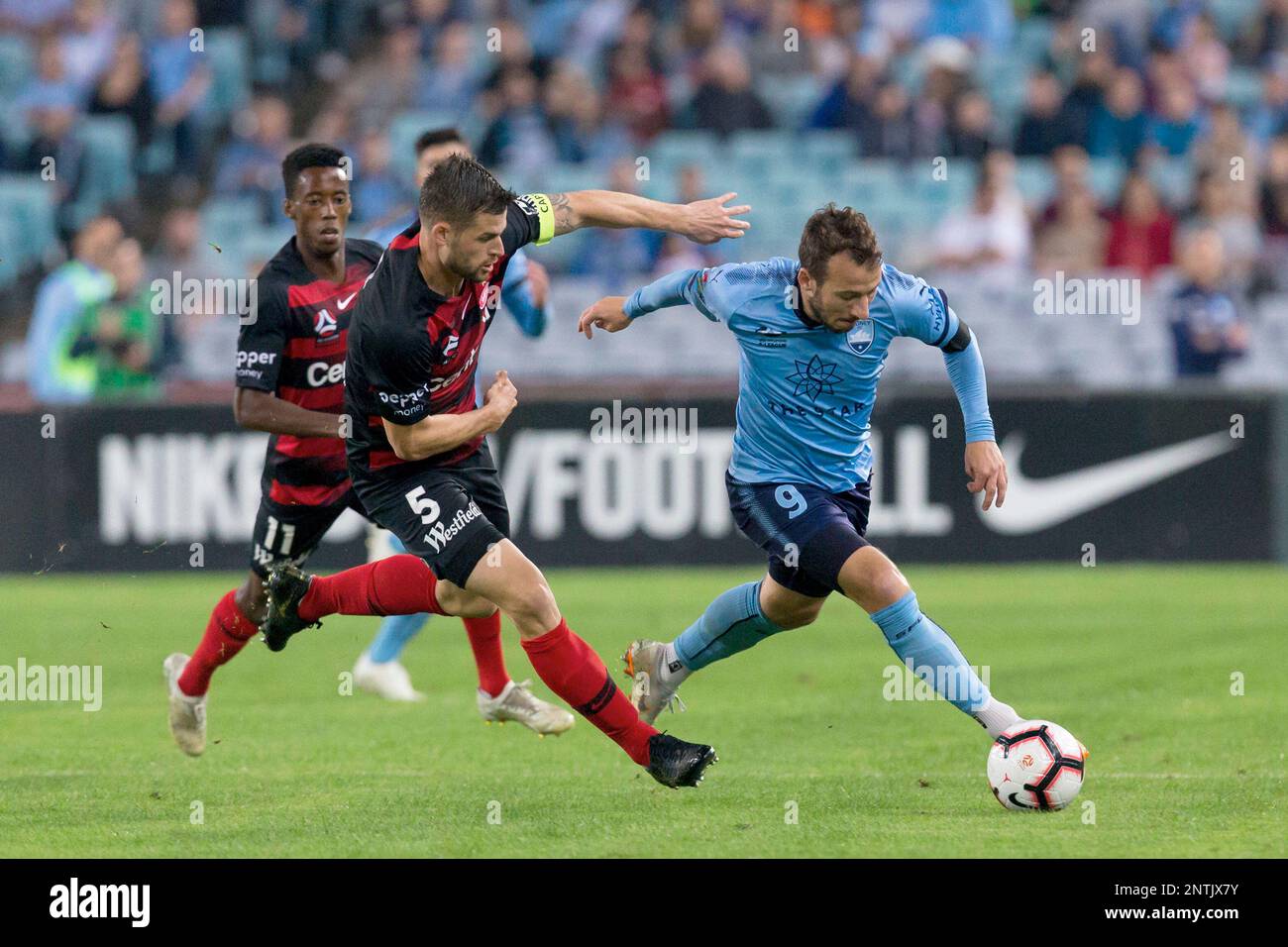 SYDNEY, AUSTRALIA - APRIL 13: Sydney FC forward Adam Le Fondre (9) dribbles the ball around Western Sydney Wanderers defender Brendan Hamill (5) at round 25 of the Hyundai A-League Soccer between Western Sydney Wanderers and Sydney FC on April 13, 2019 at ANZ Stadium in Sydney, Australia. (Photo by Speed Media/Icon Sportswire) (Icon Sportswire via AP Images) Banque D'Images