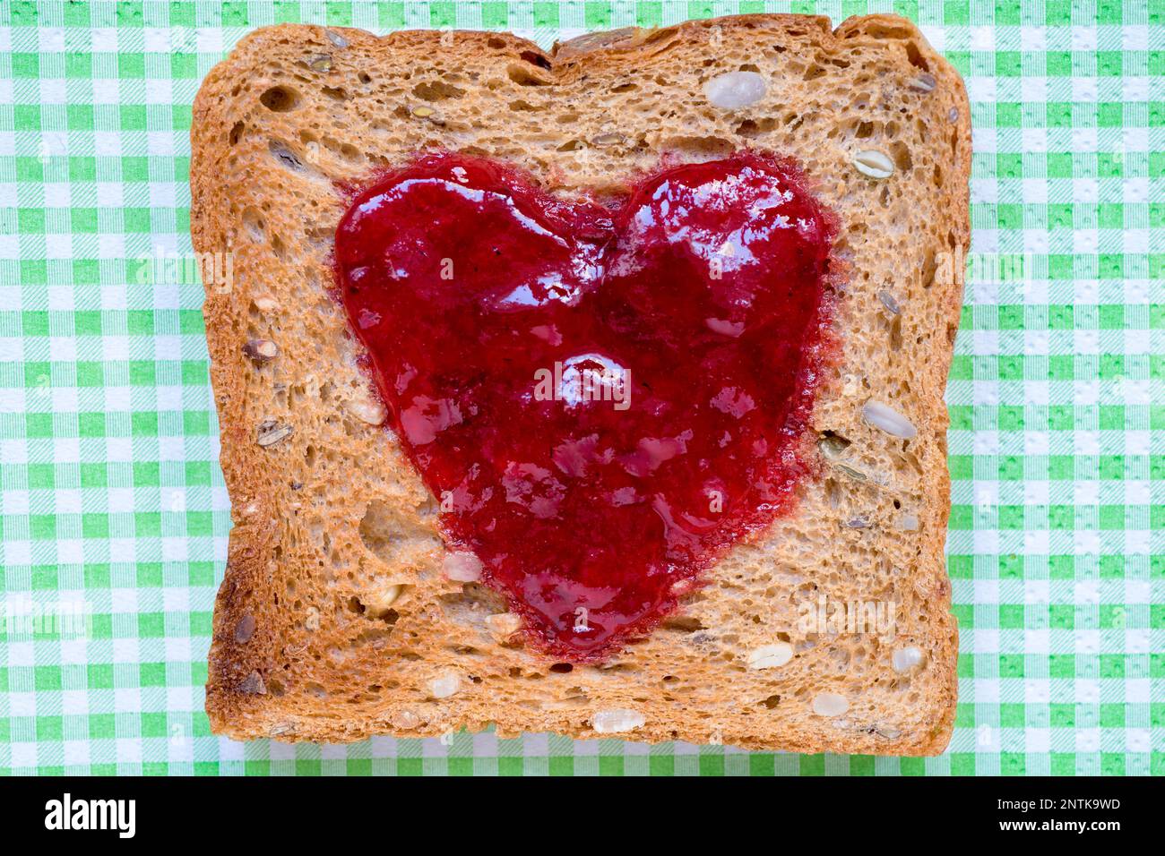 toast à la confiture rouge sur la serviette à carreaux verts Banque D'Images