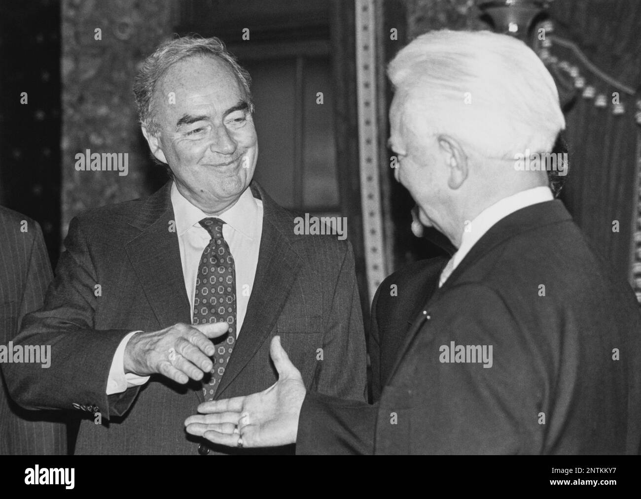 Sen. Harris Wofford, D-Pa., being congratulated by Sen. Robert Byrd, President pro tempore of the United States Senate, after mock swear in old Senate Chambers, on Jan. 21, 1992. (Photo by Maureen Keating/CQ Roll Call via AP Images) Banque D'Images
