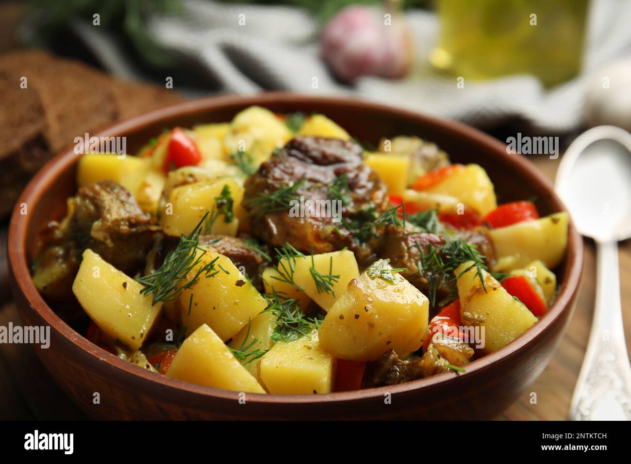 Plat savoureux cuit avec pommes de terre en faïence, en gros plan Banque D'Images