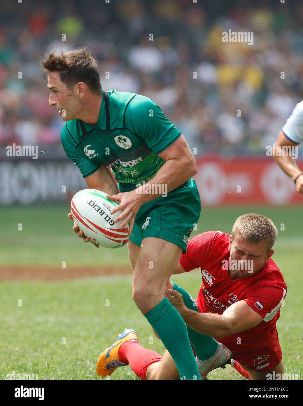 April 6, 2019 - Hong Kong, HONG KONG - William Dardis of Ireland with the ball against Russia on day two of the Cathay Pacific/HSBC Hong Kong Rugby Sevens at the Hong Kong Stadium in Hong Kong. Ireland won 33-7. (Credit Image: © David McIntyre/ZUMA Wire) (Cal Sport Media via AP Images) Banque D'Images