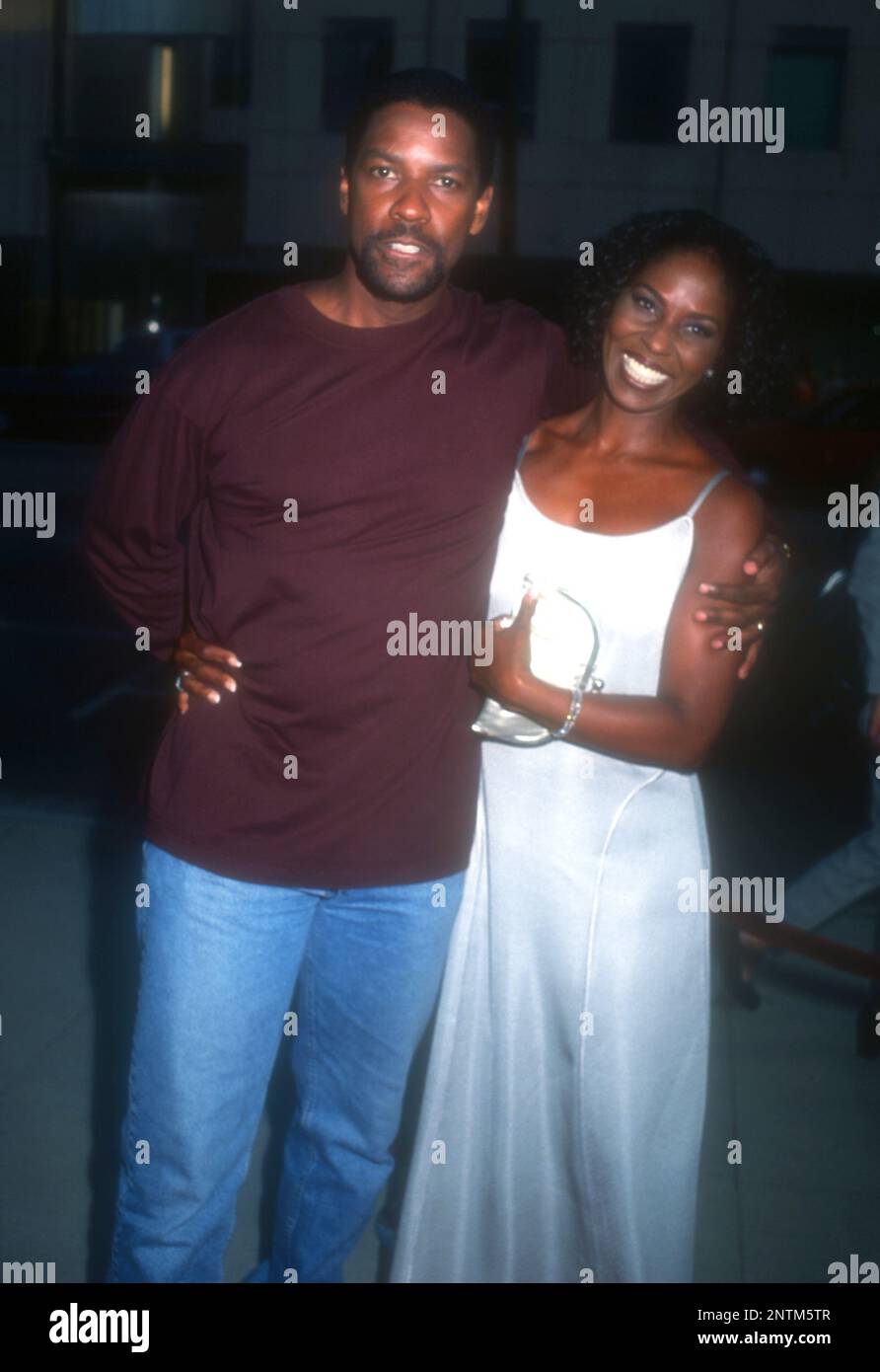 Beverly Hills, Californie, États-Unis 8th juillet 1996 l'acteur Denzel Washington et sa femme Pauletta Washington assistent à la première « courage sous le feu » de 20th Century Studios au Samuel Goldwyn Theatre de l'Académie des arts cinématographiques et des sciences sur 8 juillet 1996 à Beverly Hills, Californie, États-Unis. Photo par Barry King/Alay stock photo Banque D'Images