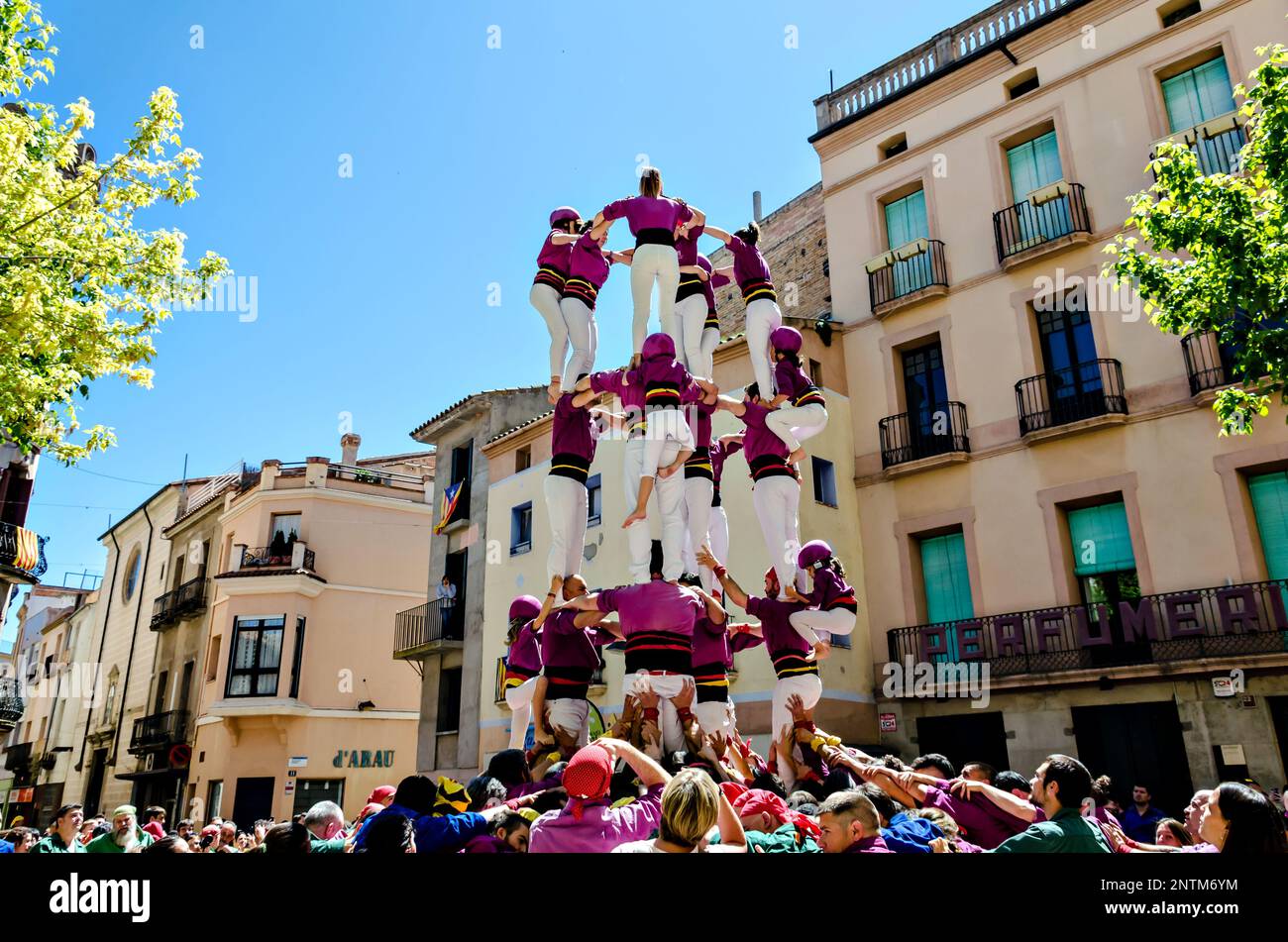 Igualada, Barcelone; 28 avril 2019: Les journées de Castellanas de Barcelone. 24th anniversaire du groupe de Moixigangues d'Igualada, en construisant une tour humaine Banque D'Images
