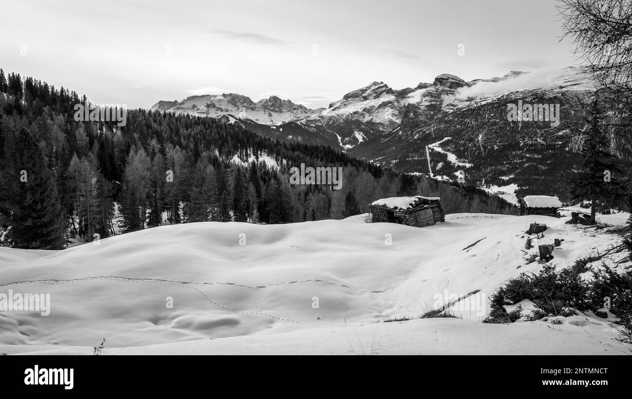 Alta Val Badia en hiver. Le village de la Val entouré par les Dolomites Banque D'Images