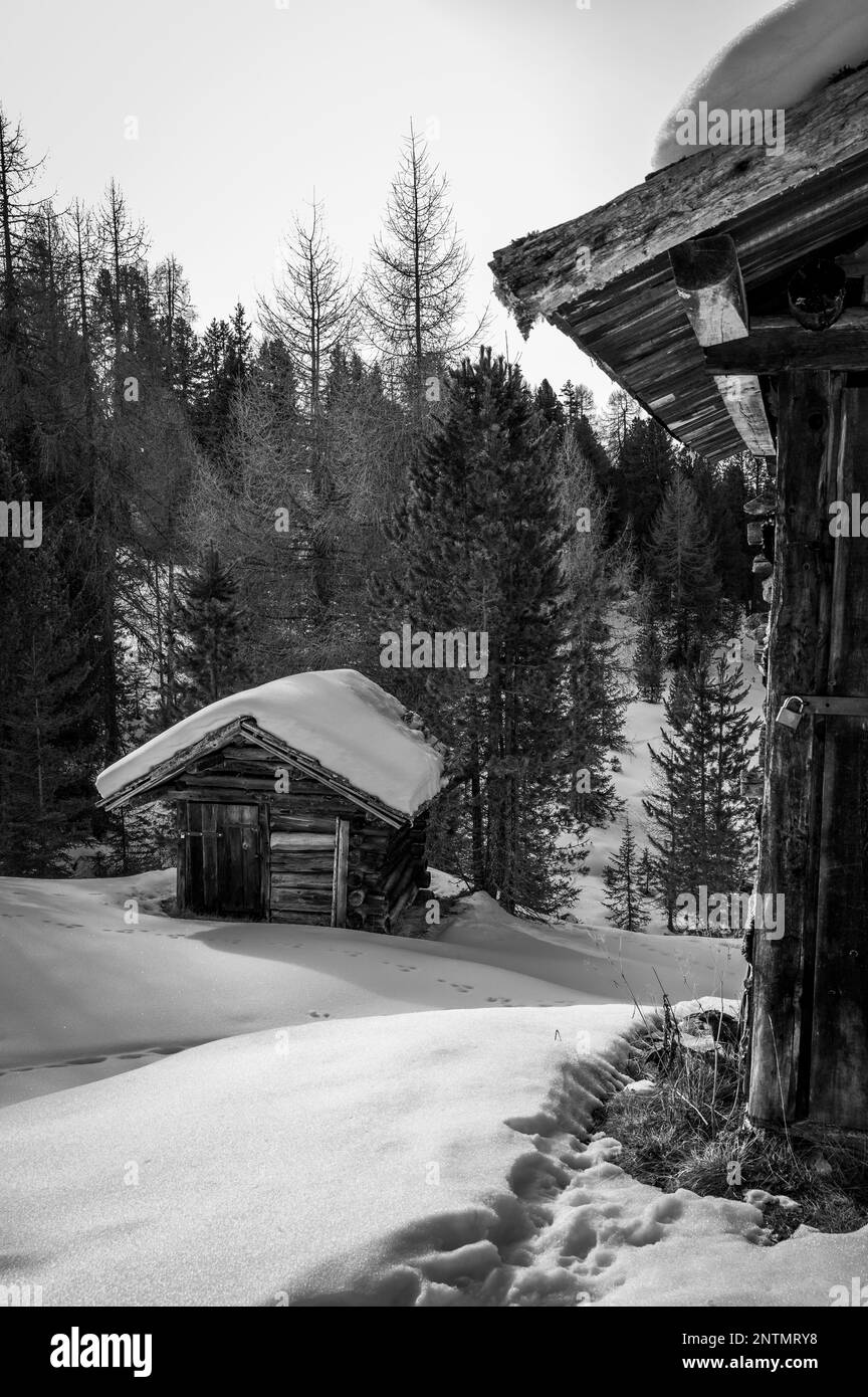 Alta Val Badia en hiver. Le village de la Val entouré par les Dolomites Banque D'Images