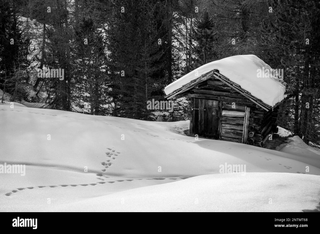 Alta Val Badia en hiver. Le village de la Val entouré par les Dolomites Banque D'Images