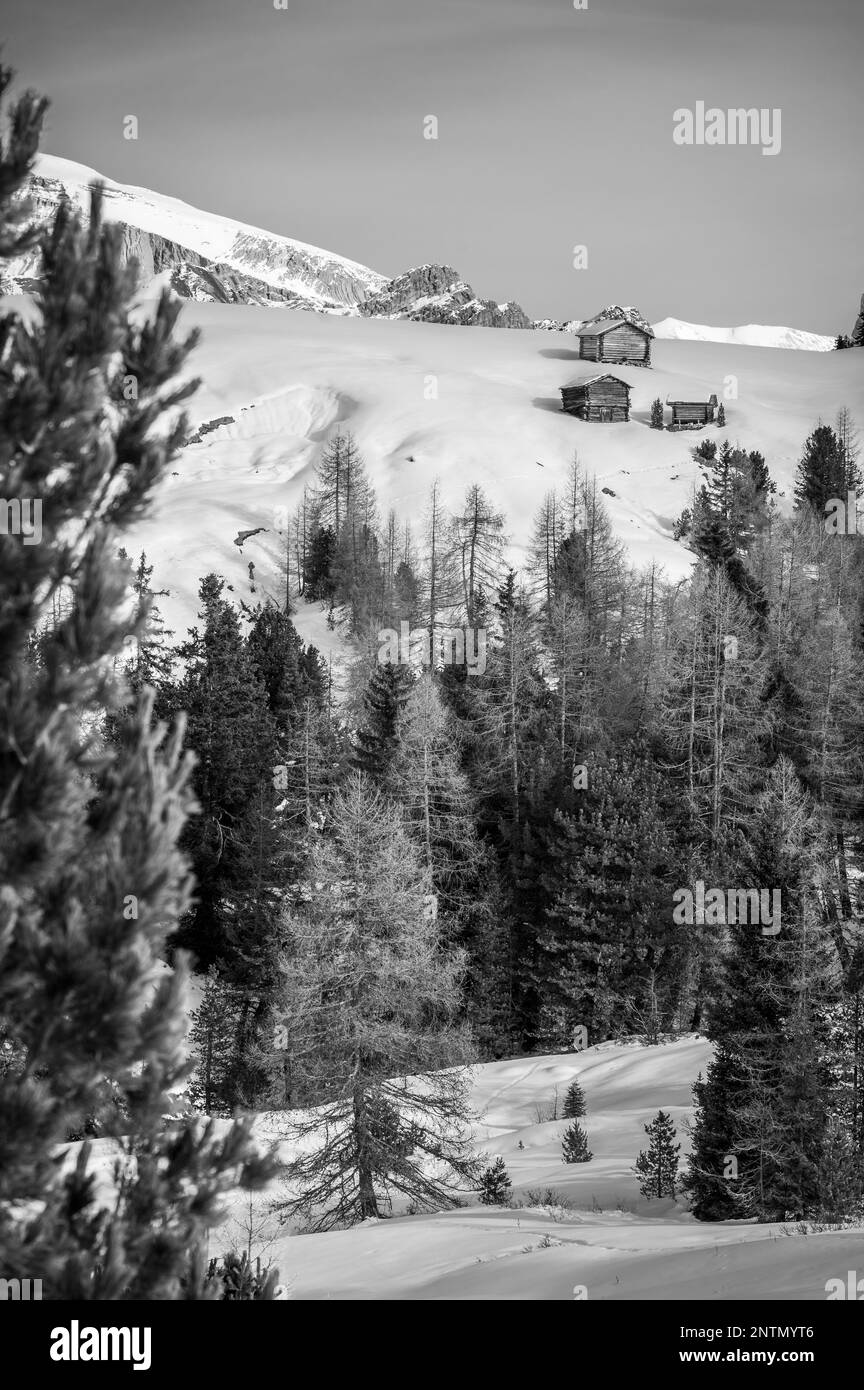 Alta Val Badia en hiver. Le village de la Val entouré par les Dolomites Banque D'Images