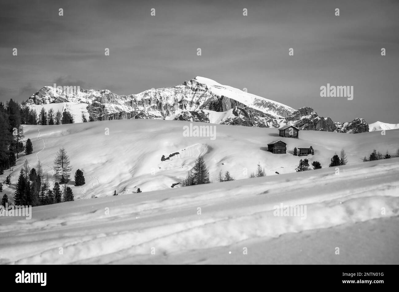 Alta Val Badia en hiver. Le village de la Val entouré par les Dolomites Banque D'Images