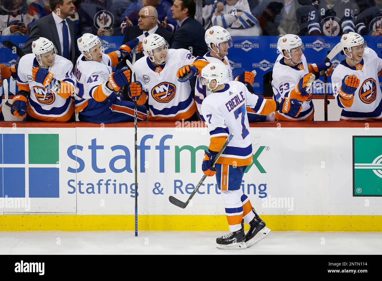 New York Islanders celebrate Jordan Eberle's goal against the Winnipeg Jets during the third period of an NHL hockey game Thursday, March 28, 2019, in Winnipeg, Manitoba. (John Woods/The Canadian Press via AP) Banque D'Images